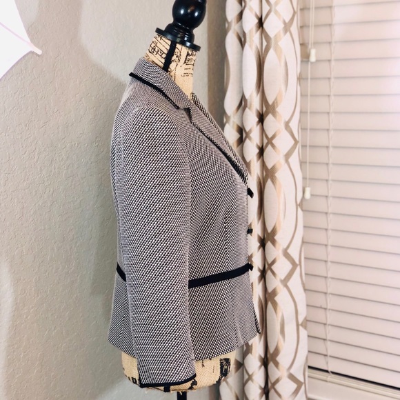 Tahari Black & White Blazer with black trim size 8 - Picture 5 of 8